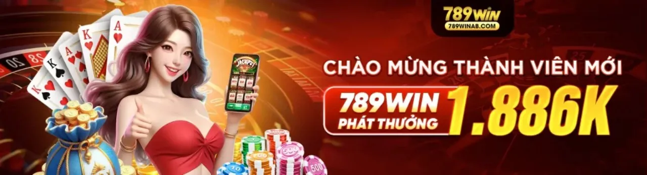 Người chơi poker tập trung tại bàn với chip và bài, thể hiện chiến thuật tại 55xin88